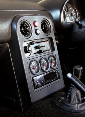 �C���e���A