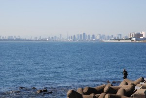 海でバイクいじり