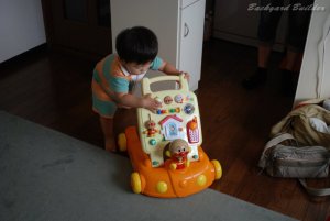 愛車をメンテ中の息子