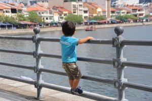 ボートキーを眺める息子