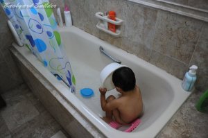 お風呂で水遊び