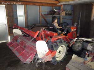 燃える男の赤いトラクター