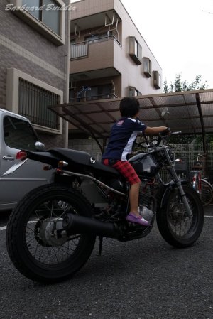 �T�}�ɂȂ��Ă鑧�q