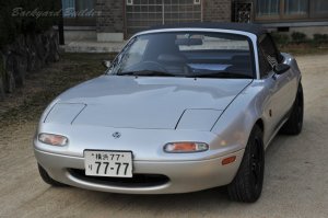 �ł����ɗ����Ă��郂�m