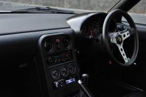 �C���e���A