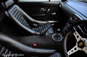 �C���e���A