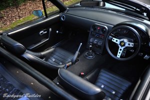 �C���e���A